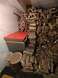 Hargassner Pellet Behälter 500 kg im Holzlager; Wohnhaus, Speckheim  © Sebastian Weigel